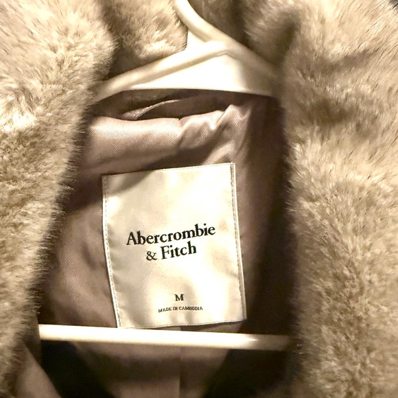 Abercrombie & Fitch Plush Gray Faux Fur Coat. - Picture 5 of 6